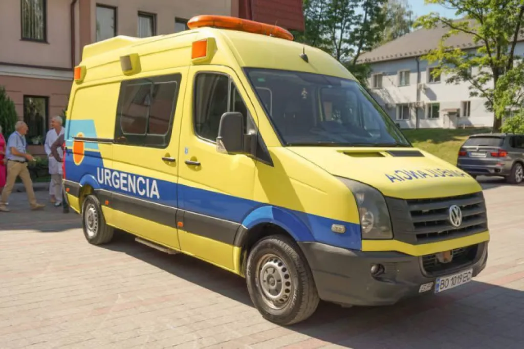 Тернопільські лікарі подарували волинським гвардійцям сучасний реанімобіль