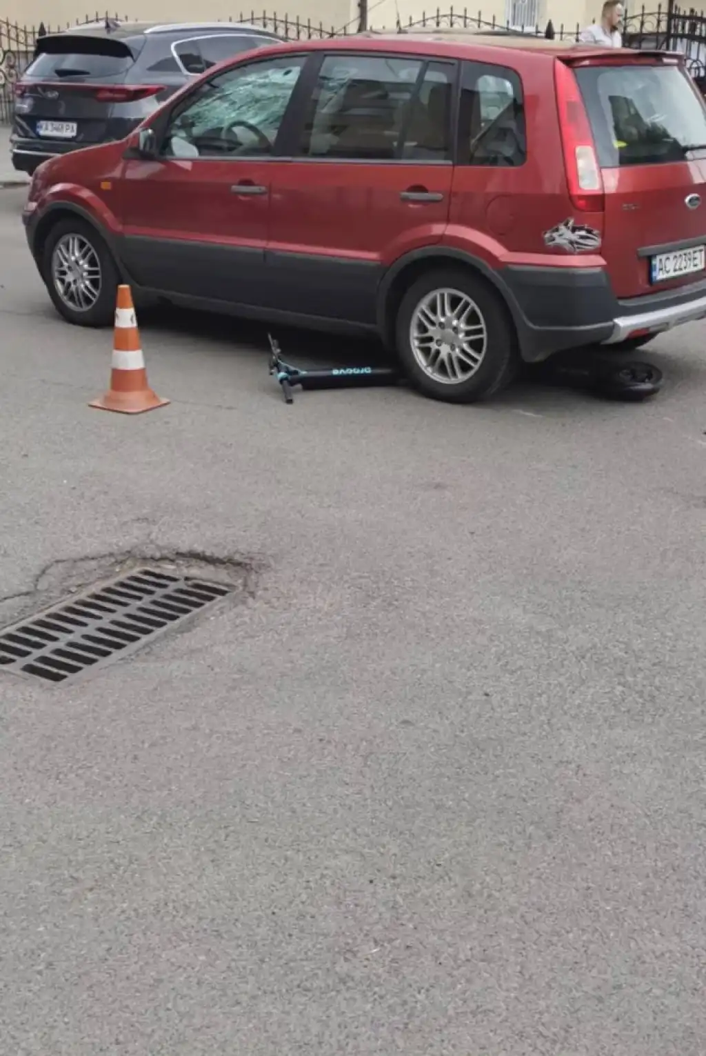 У Луцьку авто збило двох дівчат, які їхали на самокаті