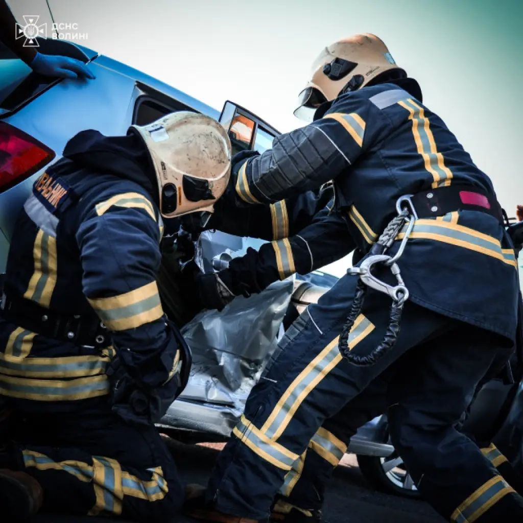 У Луцьку після ДТП рятувальники деблокували чоловіка з пошкодженого авто