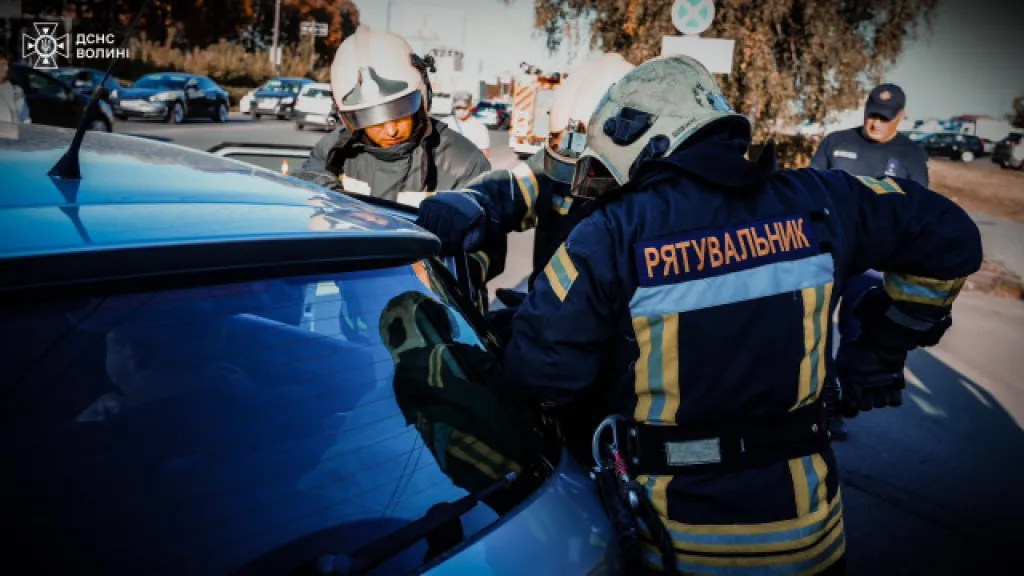 У Луцьку після ДТП рятувальники деблокували чоловіка з пошкодженого авто
