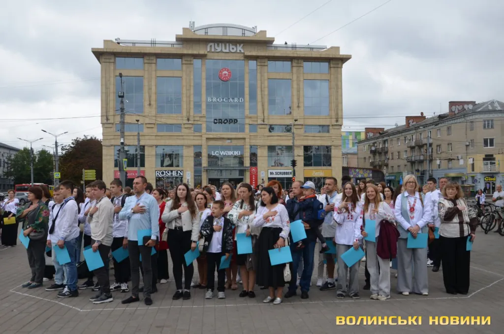У Луцьку тисяча містян у вишиванках виклали символічну фігуру до Дня міста