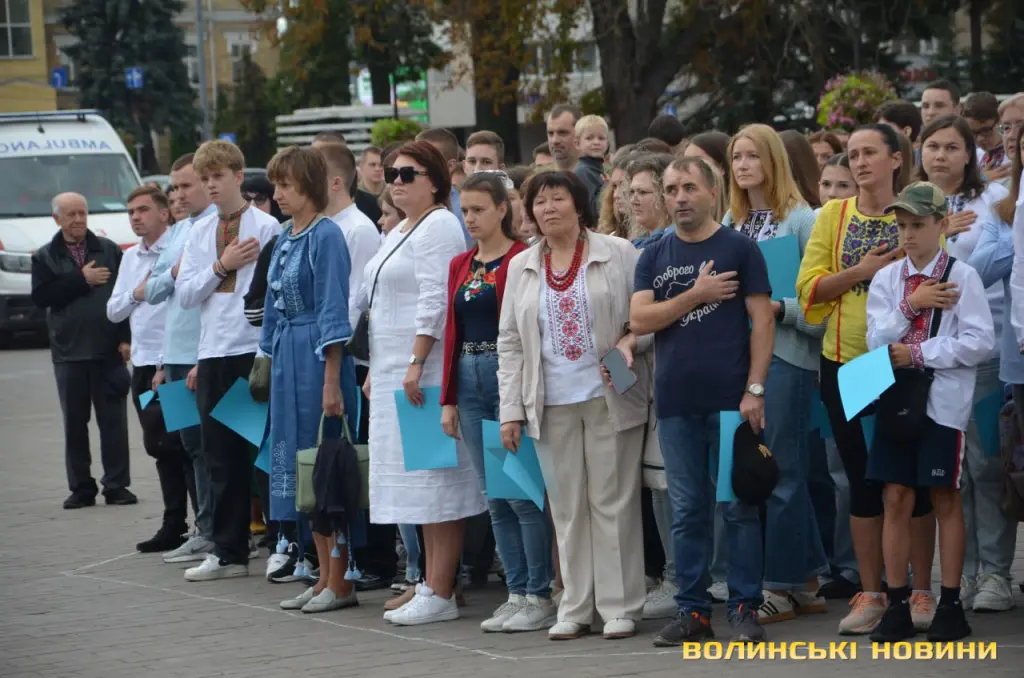 У Луцьку тисяча містян у вишиванках виклали символічну фігуру до Дня міста