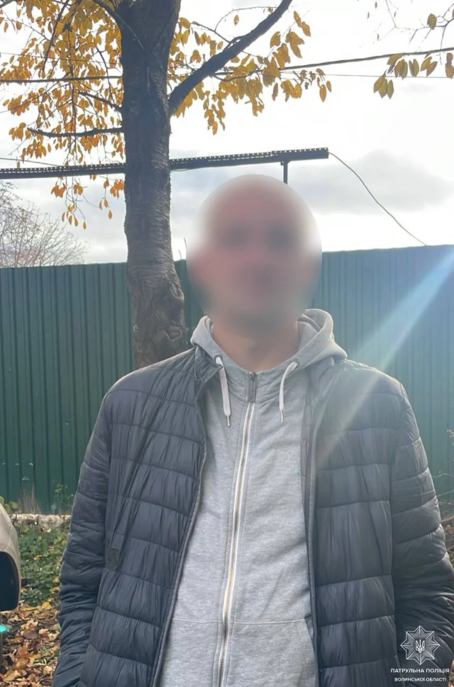 У Луцьку патрульні виявили чоловіка з наркотиками та шприцами