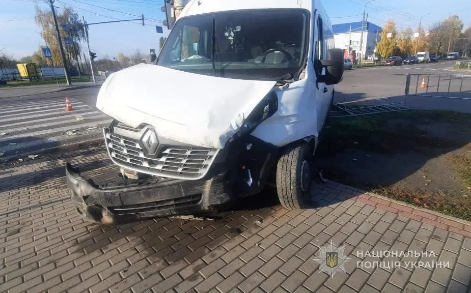 Перекинувся після зіткнення: у Луцьку на Дубнівській травмувався водій
