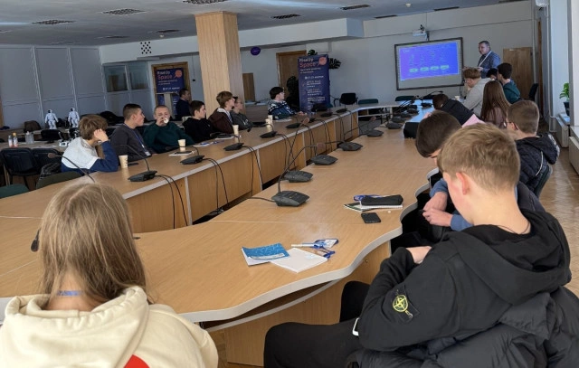 Осіння школа RiseUP Space у ВНУ: фізика, ІТ і натхнення для майбутніх фахівців