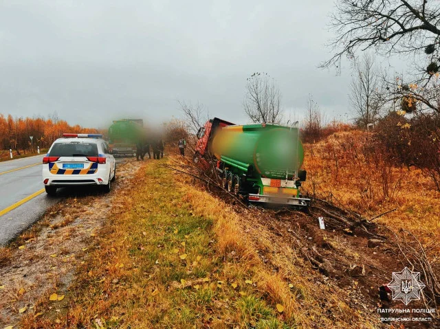 Поблизу Ковеля п’яний водій вантажівки з пальним злетів у кювет
