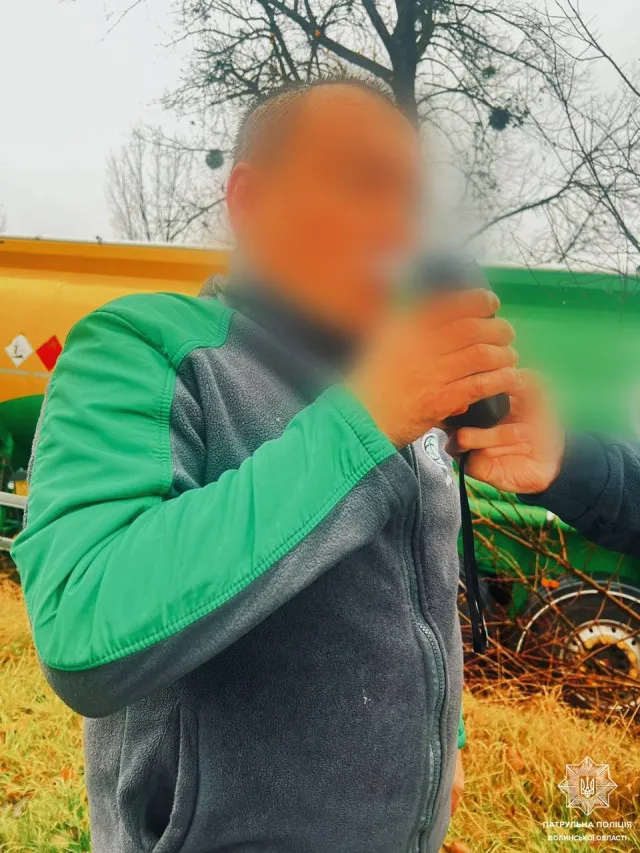 Поблизу Ковеля п’яний водій вантажівки з пальним злетів у кювет