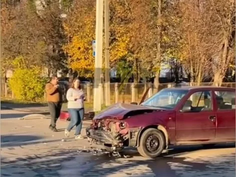 Біля Луцька зіткнулися дві автівки: водій не надав перевагу в русі