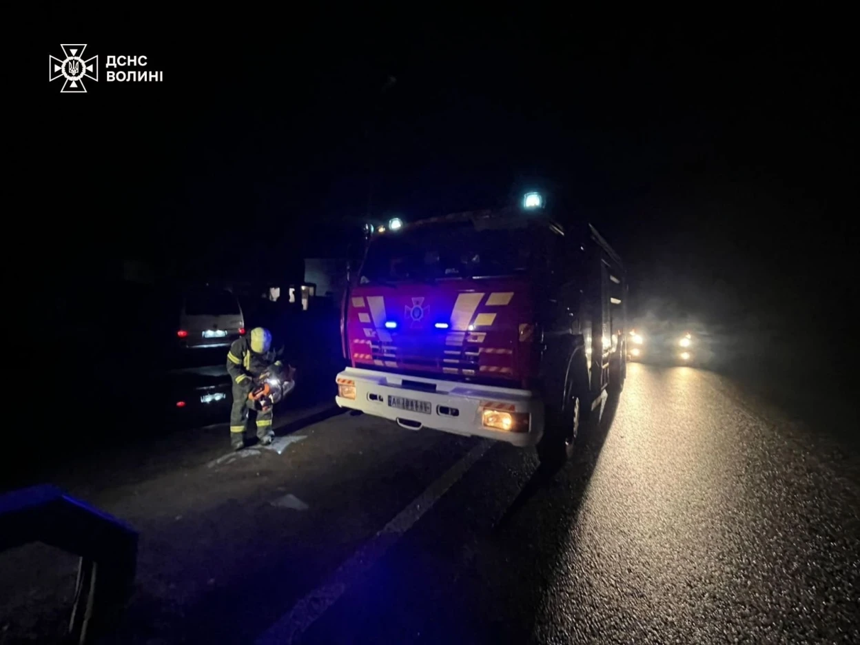 На Волині легковик врізався у відбійник: рятувальники вирізали авто
