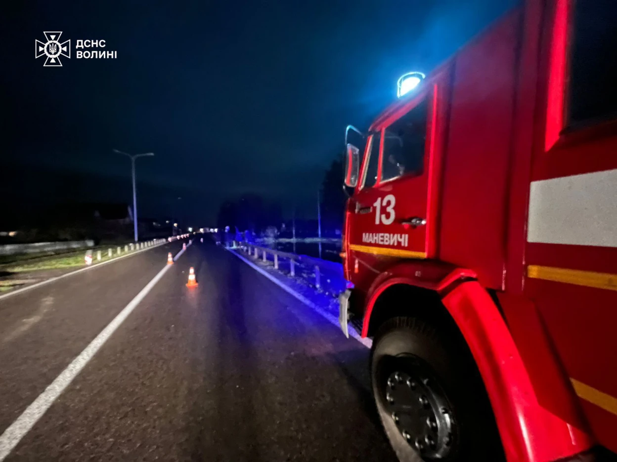 На Волині легковик врізався у відбійник: рятувальники вирізали авто