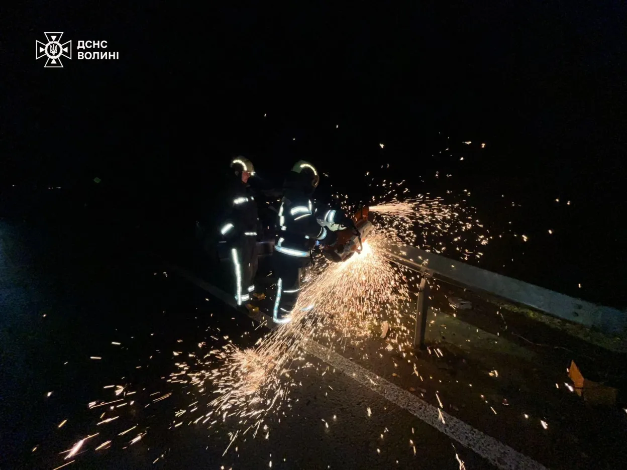 На Волині легковик врізався у відбійник: рятувальники вирізали авто
