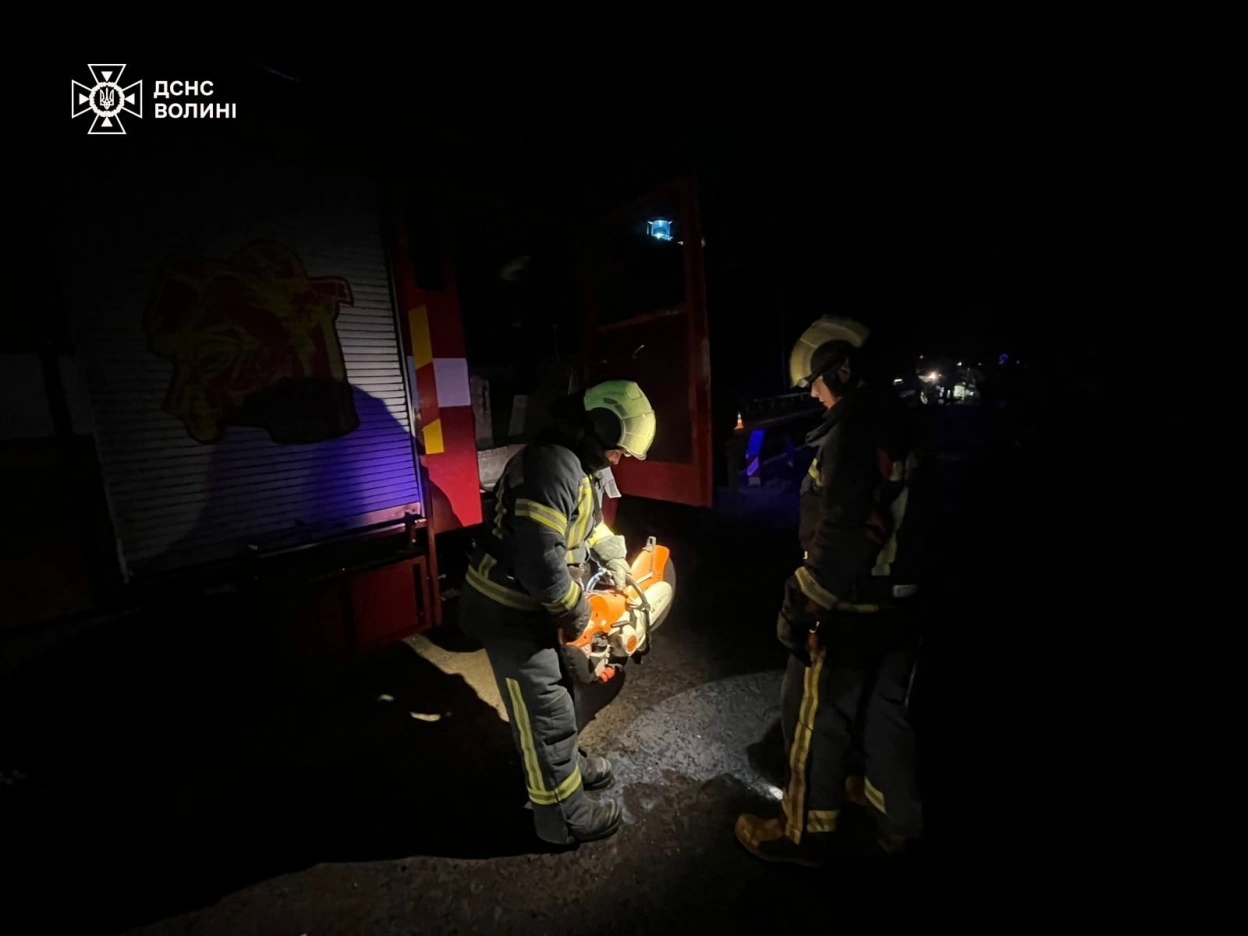 На Волині легковик врізався у відбійник: рятувальники вирізали авто