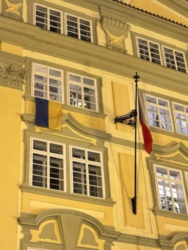 Чеський парламент скасував український прапор на своєму будинку: політичний конфлікт та нові реакції