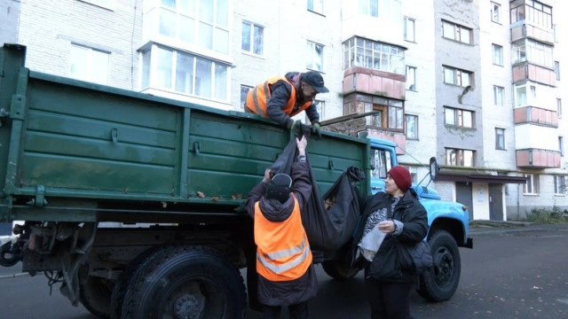 Як Луцьк утилізує опале листя: від кладовища до компосту