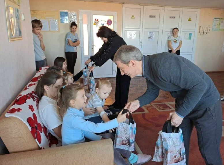 У Ковелі дітям, які лікуються в МТМО, передали святкові подарунки