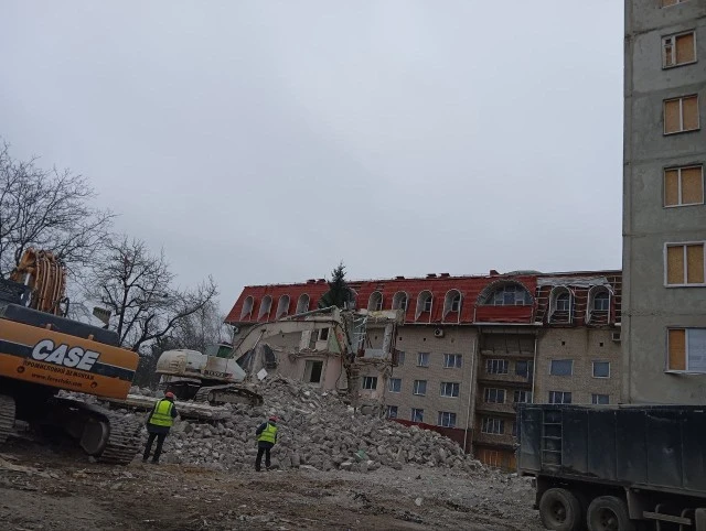 У Луцьку добігає кінця розбирання частини багатоповерхівки, знищеної під час ракетного удару
