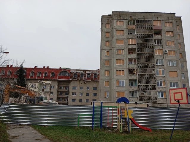 У Луцьку добігає кінця розбирання частини багатоповерхівки, знищеної під час ракетного удару