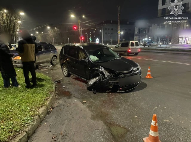 У Луцьку зіткнулися два авто: водій Citroen не пропустив зустрічний Chevrolet