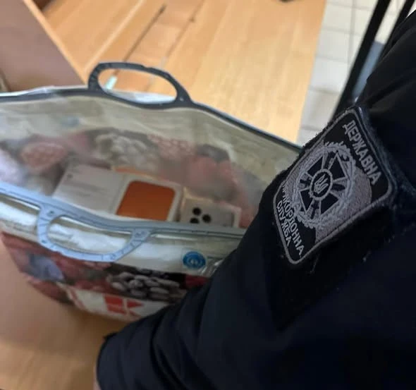 Сумка з провізією стала схованкою для партії флагманських смартфонів на кордоні