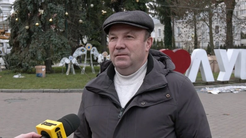 Тріо ялинок на Театральному майдані готують до різдвяних вогнів