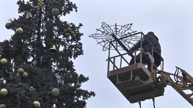 Тріо ялинок на Театральному майдані готують до різдвяних вогнів