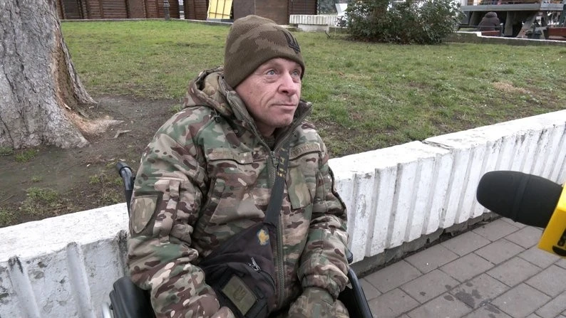 Тріо ялинок на Театральному майдані готують до різдвяних вогнів