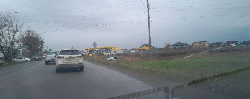Ранкова аварія у Рованцях: зіткнення на перехресті завершилося кюветом