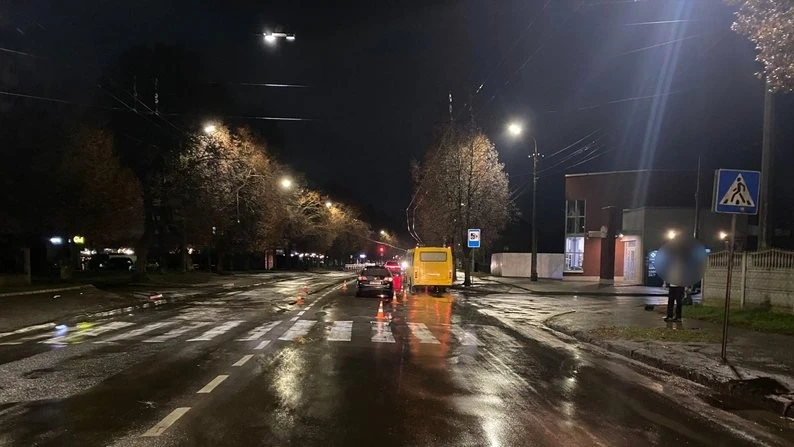 На львівській трасі в Луцьку авто збило жінку з дитиною: постраждалу доправили в реанімацію