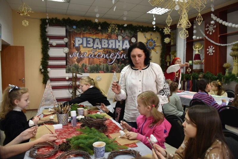 Різдво власними руками: у Луцьку відкрили безоплатну творчу майстерню