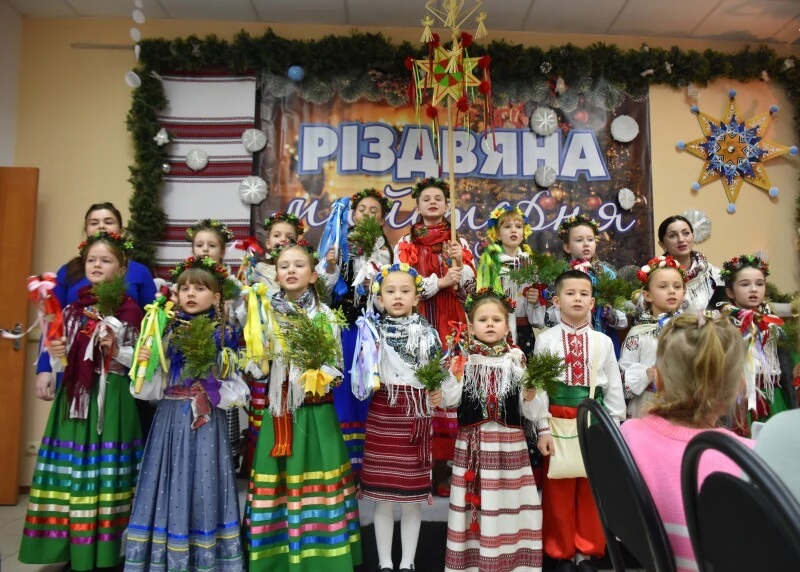 Різдво власними руками: у Луцьку відкрили безоплатну творчу майстерню