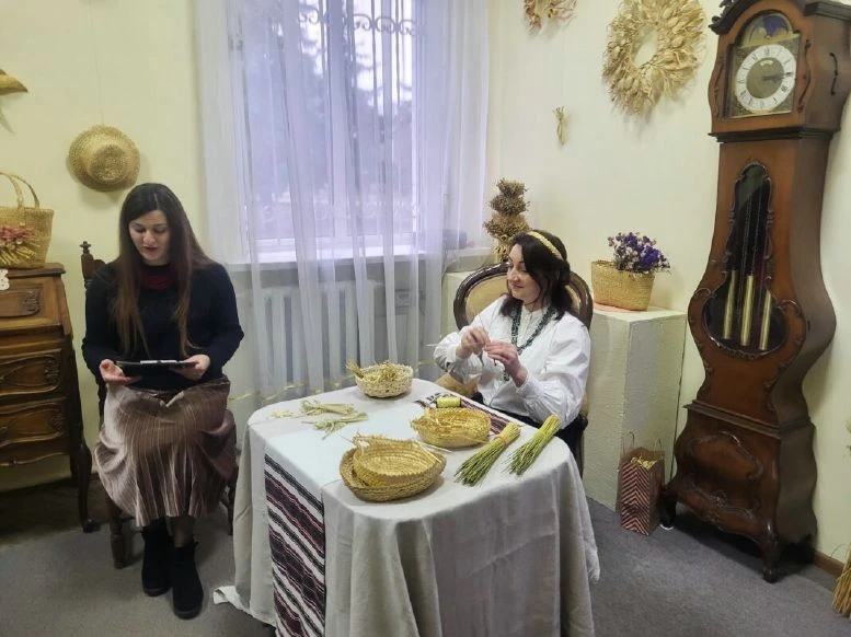 Мистецтво з колоска: у Ковелі відкрили виставку Людмили Каменчук