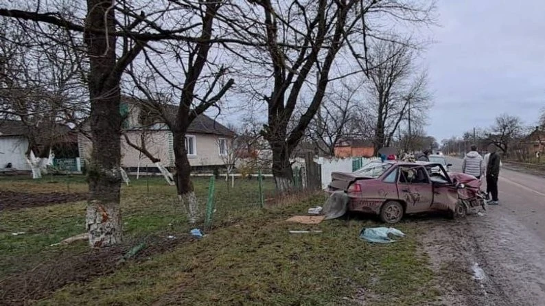 На Волині легковик врізався в дерево: постраждали двоє молодих людей