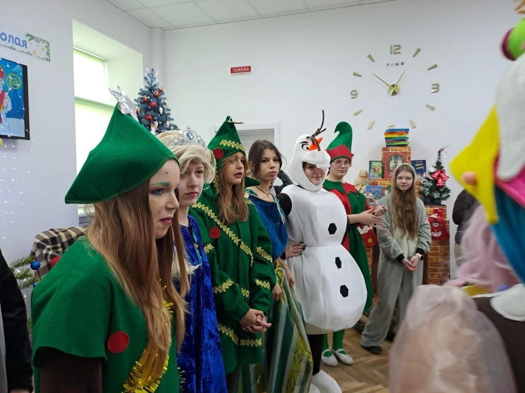 Ковельські діти поринули у зимову казку з театром «10 ряд 10 місце»