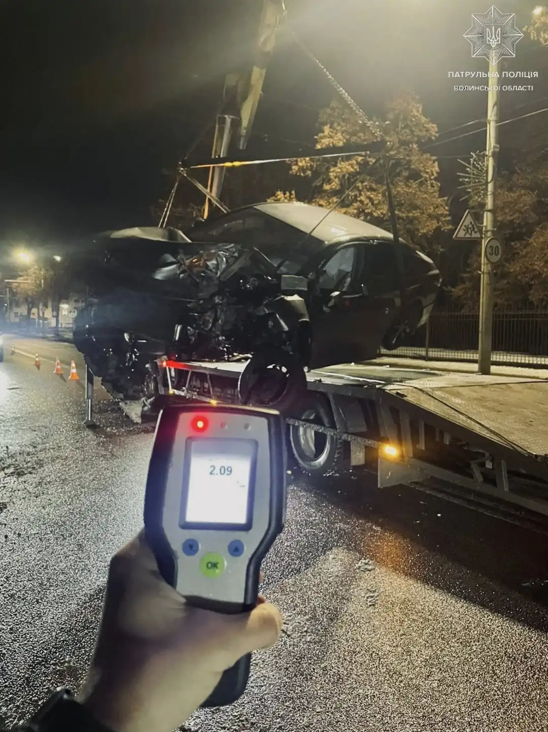 Нічна аварія в Луцьку: водій Toyota протаранив бетонну опору