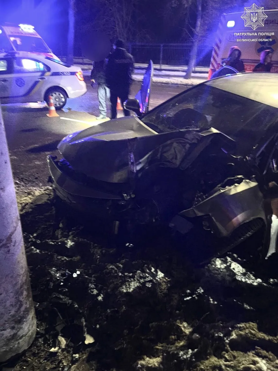 Нічна аварія в Луцьку: водій Toyota протаранив бетонну опору