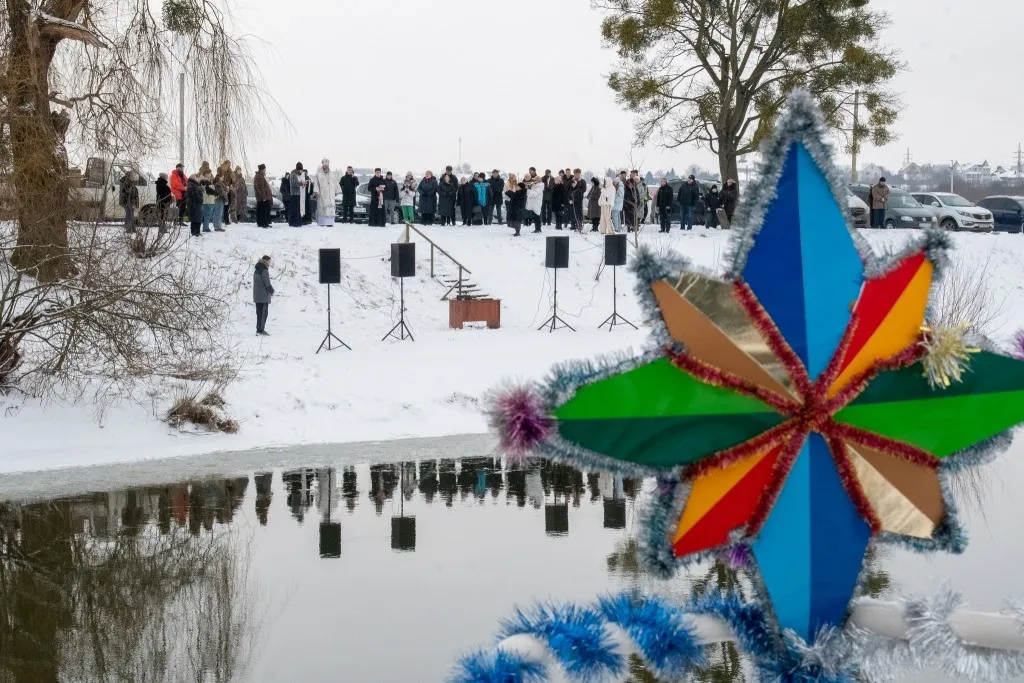 Волинь відзначила Хрещення: сотні людей занурилися в святі води Стиру