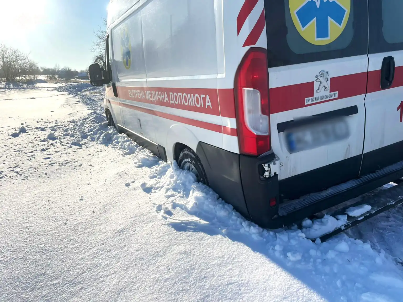 Снігова пастка для пацієнта: на Волині рятували заблоковану «швидку»
