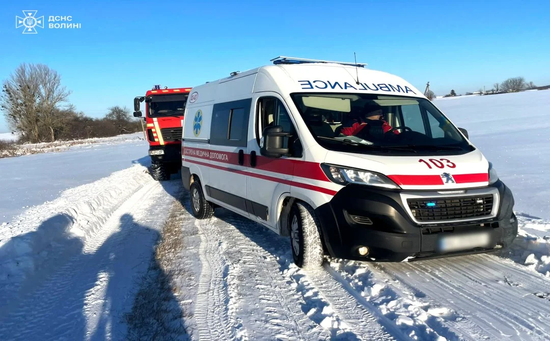 Снігова пастка для пацієнта: на Волині рятували заблоковану «швидку»
