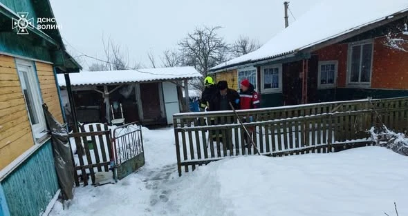 Спецоперація у заметах: на Волині рятувальники доправили хворого до лікарні на пожежному авто
