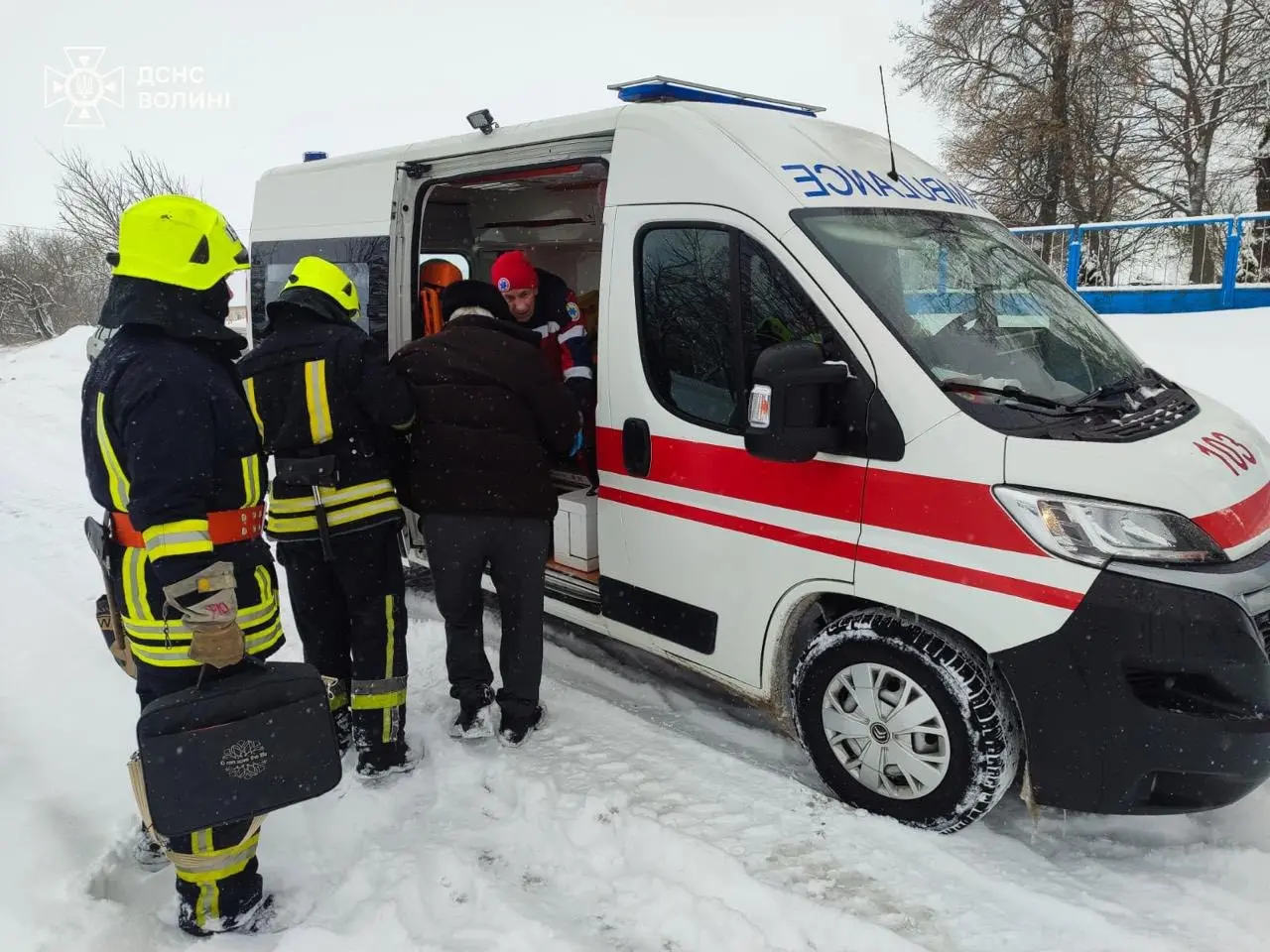 Спецоперація у заметах: на Волині рятувальники доправили хворого до лікарні на пожежному авто