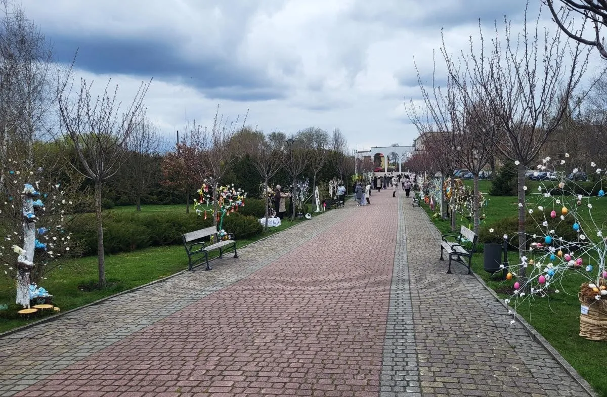 Ковельський парк Шевченка прикрасили тридцятьма сімома великодніми деревами