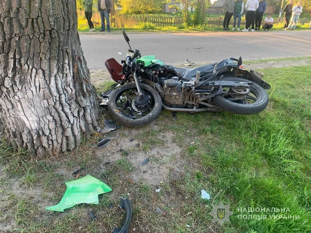 Трагедія у Камінь-Каширській громаді: мотоцикл на швидкості врізався в дерево