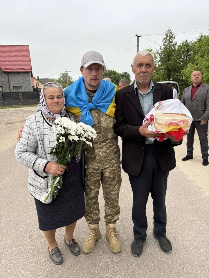 ерой повернувся додому: волинянин знову в колі рідних після тривалого полону
