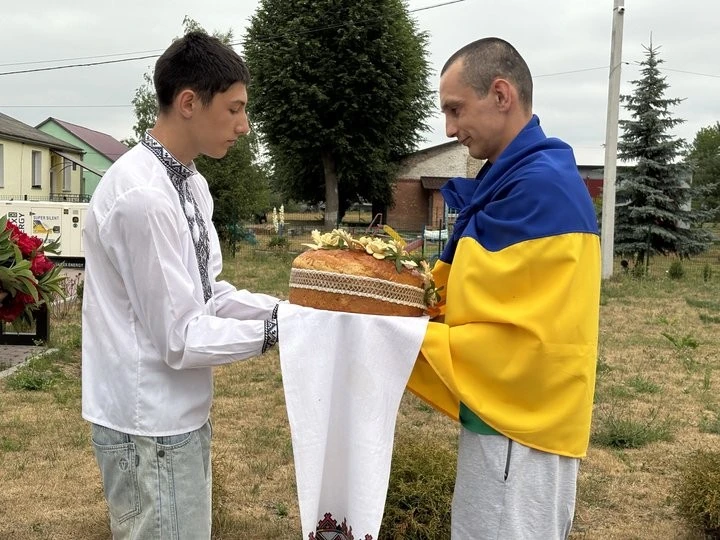 Майже три роки в неволі: на Волині емоційно зустріли звільненого з полону Сергія Кизуна