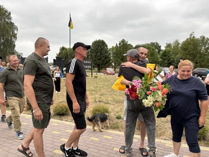 Майже три роки в неволі: на Волині емоційно зустріли звільненого з полону Сергія Кизуна