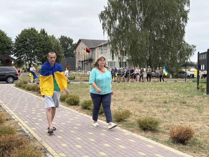 Майже три роки в неволі: на Волині емоційно зустріли звільненого з полону Сергія Кизуна